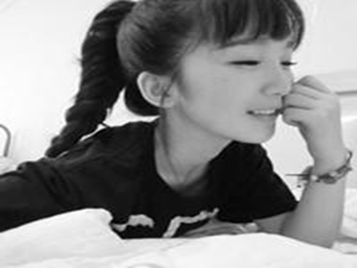 二次元美女露胸漏尿口APP,争议应用引关注，网络环境需净化